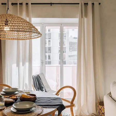 Tinggi - 1 Bedroom And Balcony In Saldanha * Lissabon